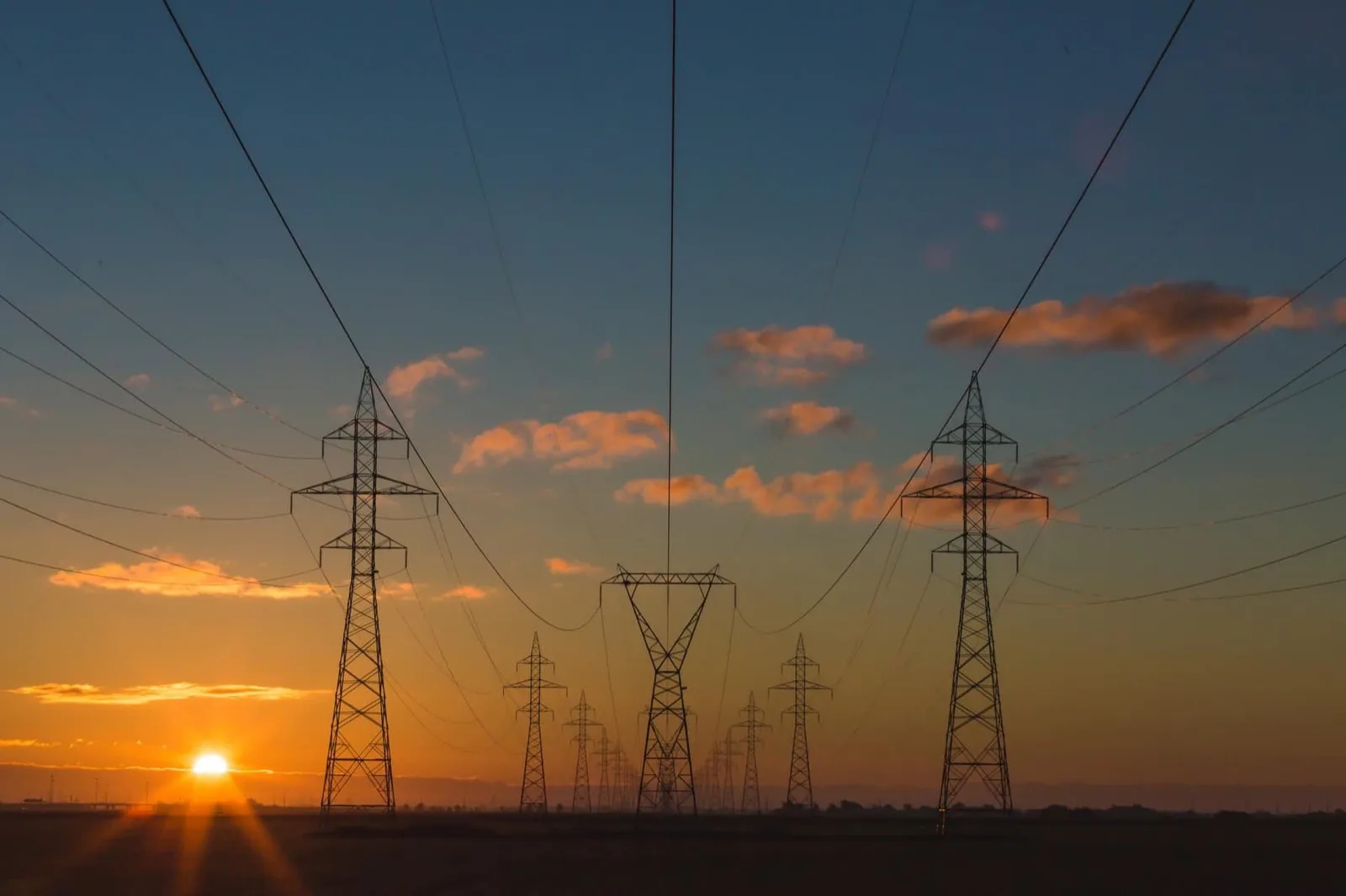 Strommasten im Abendlicht – Energietechnik von Jung